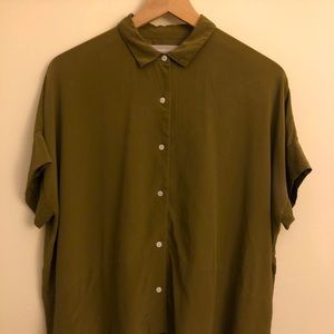 The Clean Silk Short-Sleeve Square Shirt in Olive